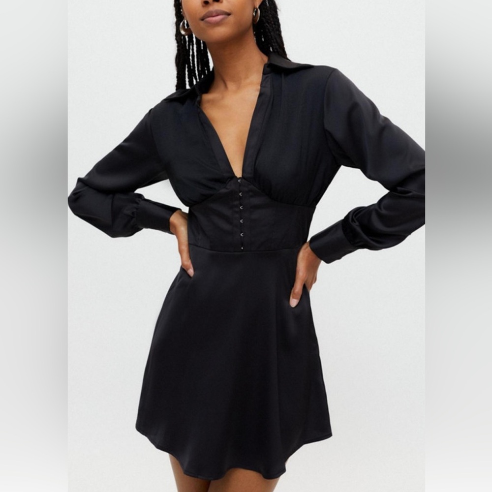 Urban Outfitters Phoebe corset black shirt dress
Size SP